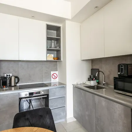 The View Waterfront Apartment *